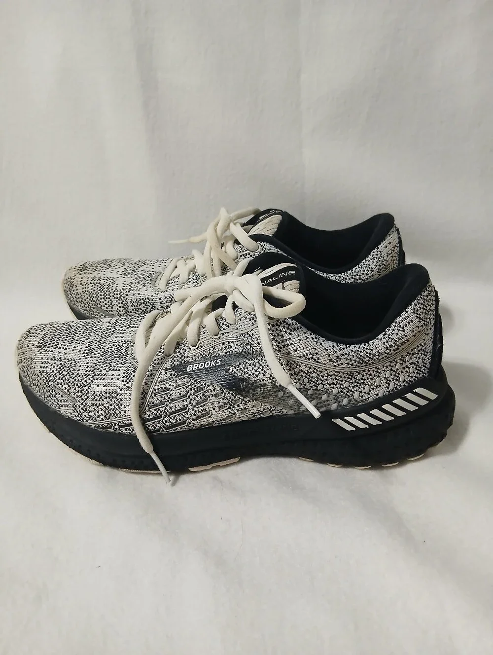 Brooks Women’s Black & White Knit Athletic Running Shoes Size 7.5
